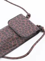 Bandolera porta celular color marrón con estampado animal print de leopardo y correa de soga.