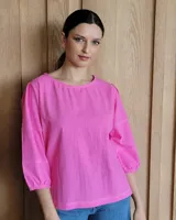Blusa rosa de mangas 3/4 con detalle de costuras a la vista.