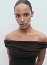 Vestido corto color marrón oscuro, de corte recto y diseño palabra de honor (off-shoulder) con escote fruncido.