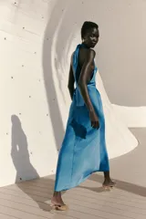 Vestido largo de satén color celeste, con cuello halter y espalda descubierta. Cierre trasero con cremallera oculta.