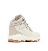 Botas de senderismo Columbia Newton Ridge para mujer, color crema con detalles en gris y cordones rosas. Fabricadas con empeine de ante impermeable y herrajes metálicos. Cuentan con tecnología Omni-Tech para impermeabilidad y transpirabilidad, y suela de caucho Omni-Grip para mayor tracción.