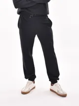 Pantalón de jogging negro con cintura elástica y cordón ajustable.