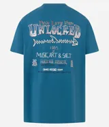 Remera celeste de algodón peruano, corte clásico, con cuello redondo y mangas cortas. Estampa frontal con la palabra "Unlocked" en letras plateadas con efecto 3D.