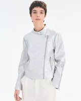 Campera de cuero color burdeos con cierre asimétrico y diseño moderno.