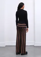 Pantalón de lana tejido a rayas verticales color marrón y negro, de corte palazzo.