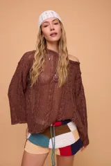 Buzo marrón de lino tejido a mano con cables, de silueta oversize, mangas rectas y cuello a la base.