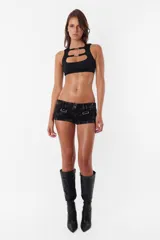 Microshort de gabardina negro con proceso de sobre teñido y lavado, tiro bajo, slim fit y detalle de costuras rojas.