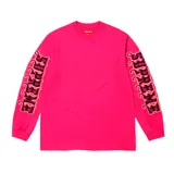 Camiseta de manga larga color fucsia con cuello redondo y logo de la marca Supreme en las mangas con tipografía gótica en negro y dorado.
