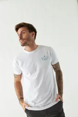 Remera color caramelo de manga corta con cuello redondo y estampado en el frente con la leyenda "Golden City Brookshield".