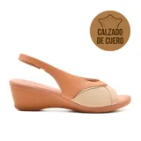Sandalia de cuero color negro con detalle de elástico en el talón y plataforma baja.