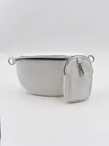 Riñonera blanca con textura símil cuero de cocodrilo, con bolsillo pequeño extraíble con cierre y correa ajustable.