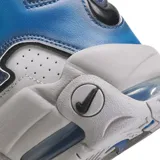 Zapatillas Nike Air More Uptempo, color gris con detalles en azul y negro.