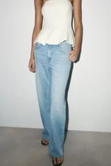 Pantalón de jean azul de corte recto y tiro medio.