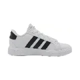 Championes Adidas Grand Court 2.0 K, blancos con tres tiras negras en el lateral. Inspirados en el estilo del tenis de los años 70.
