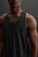 Musculosa deportiva negra de tejido ligero y elástico con zonas perforadas para mayor transpirabilidad, cuello redondo amplio, sisa con acabados termofijados, bajo con aberturas laterales y logo estampado reflectante en la espalda. Zara Athleticz.