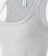Musculosa gris de algodón con cuello redondo en rib.