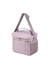 Set de tres piezas de accesorios de nylon color beige claro, compuesto por una mochila con bolsillo frontal, una lonchera con asa superior y una cartuchera pequeña con cierre. Todos los artículos tienen un diseño minimalista y liso, con una pequeña etiqueta de cuero sintético con el nombre de la marca.