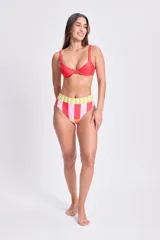 Bombacha de bikini tiro alto con estampado de rayas verticales en tonos rosa, rojo, naranja y verde.