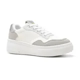 Championes blancos con detalles en gris y plateado, con plataforma blanca y cordones blancos.