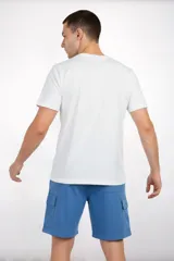 Remera blanca de manga corta con cuello redondo y estampado frontal que dice "PREMIUM QUALITY MICHIGAN Authentic" en azul marino.