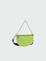 Bandolera Longchamp modelo Crossbody Smile S, color blanco con correa de cadena plateada.