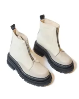 Botas cortas color beige con cierre frontal de cremallera, suela track negra y tirador trasero.