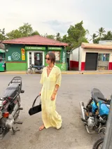 Vestido largo de tejido de punto color amarillo claro, con cuello polo y mangas acanaladas.