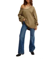 Buzo color verde oliva de tejido waffle, con escote en V, mangas largas y hombros caídos.