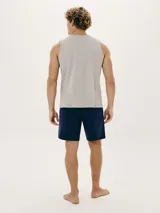 Conjunto de pijama para hombre, compuesto por una musculosa beige y un short verde oliva.