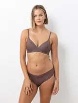 Soutien color marrón de microfibra ultrasuave, con copas soft moldeadas, laterales dobles y varillas internas para mayor soporte. Breteles convertibles y ajuste multiposición.