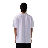 Remera blanca de manga corta con estampa de una rosa roja y el logo de la marca en el frente.
