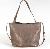 Cartera tipo hobo de cuero color marrón oscuro con acabado metalizado. Tiene correa de hombro corta y correa bandolera larga regulable.
