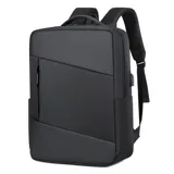 Mochila negra con bolsillo frontal con cierre, bolsillos laterales, cargador USB integrado, compartimento para laptop y asa de mano.
