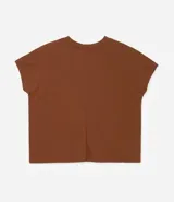 Blusa tipo muscle tee color turquesa, hecha en ribana de viscosa y poliéster, con escote redondo y sin sisas.