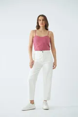Pantalón de gabardina blanco de dama, tiro alto y fit recto cropped con bolsillos.