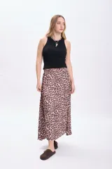 Falda larga de corte recto con estampado animal print en tonos beige y marrón.