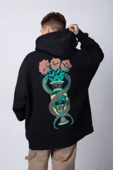 Buzo canguro negro de algodón friza, corte oversize y estampado de una rosa roja en el pecho.