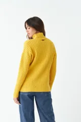 Sweater tejido negro de cuello alto y corte regular.