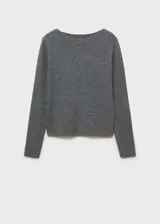 Sweater gris de punto canalé con cuello barco y mangas largas.