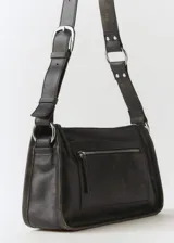 Bolso bandolera de cuero negro con correa larga ajustable, hebilla metálica y bolsillo exterior con cremallera.