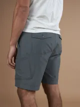 Bermuda técnica color negro, confeccionada en 94% nylon y 6% spandex.