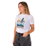 Remera blanca de manga corta con cuello redondo y un estampado gráfico de un paisaje montañoso con un árbol y el sol, y la palabra "COLUMBIA" en la parte inferior.