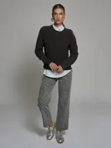 Pantalón de jean con estampado animal print en tonos grises.