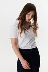 Remera color azul con escote en V y mangas cortas.