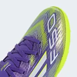 Championes de fútbol Adidas F50 League, color violeta con detalles en amarillo y blanco.