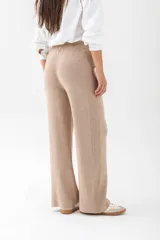 Pantalón de punto color blanco con cinturilla ajustable y diseño recto.