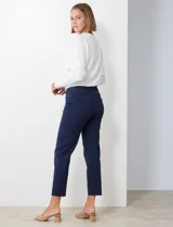 Pantalón azul marino de gabardina elastizada, corte recto, pretina ancha pespunteada, bolsillos simulados y largo al tobillo.