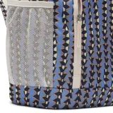 Mochila Nike Elemental con estampado de triángulos en tonos azul, negro y beige. Cuenta con un compartimento principal con cierre, un bolsillo frontal con cierre, un estuche extraíble y correas ajustables.