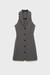 Minivestido gris con finas rayas verticales, cuello con solapas, sin mangas y cierre frontal con botones.