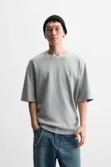Camiseta azul con efecto lavado, corte holgado, cuello redondo y mangas cortas.